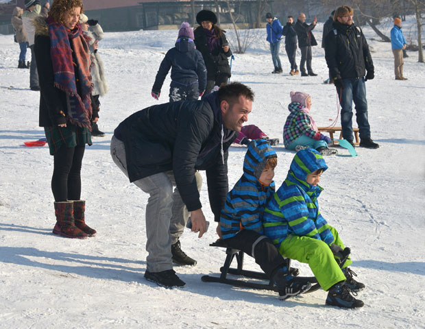 Тате и маме училе децу да се санкају